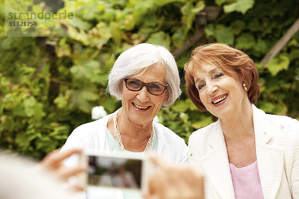 Mann nimmt Selfie von zwei älteren Frauen