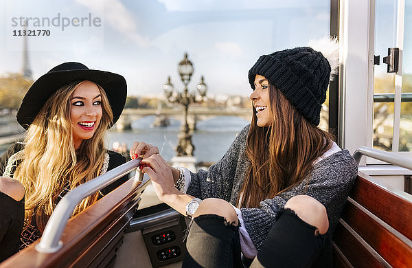 Frankreich  Paris  zwei lächelnde Frauen im Reisebus