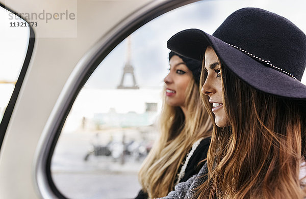 Frankreich  Paris  zwei Frauen im Tourbus mit dem Eiffelturm im Hintergrund