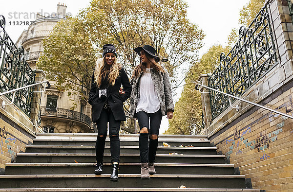 Paris  Frankreich  zwei junge Frauen  die die Treppe hinuntergehen.