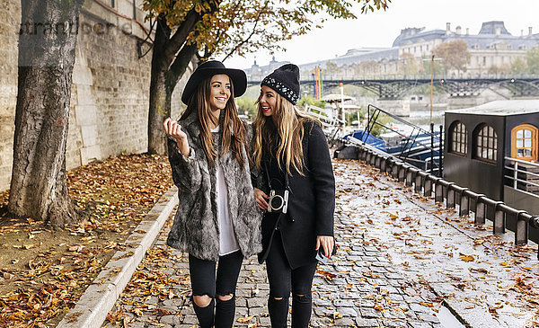 Paris  Frankreich  zwei Frauen beim Spaziergang an der Seine