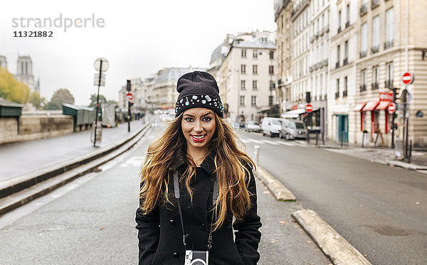 Frankreich  Paris  Portrait der lächelnden jungen Frau auf der Straße