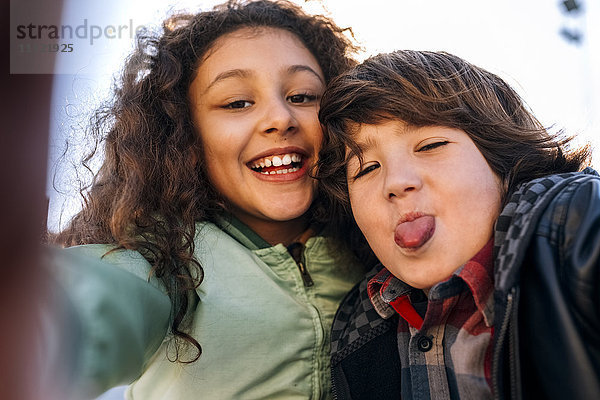 Porträt von zwei Kindern  die einen Selfie nehmen