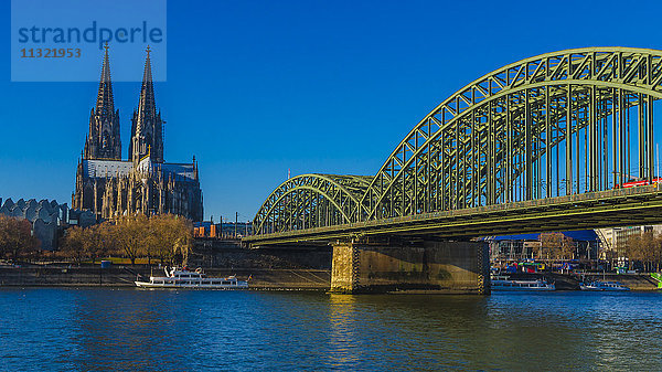 Deutschland  Köln  Blick auf den Kölner Dom mit der Hohenzollernbrücke im Vordergrund
