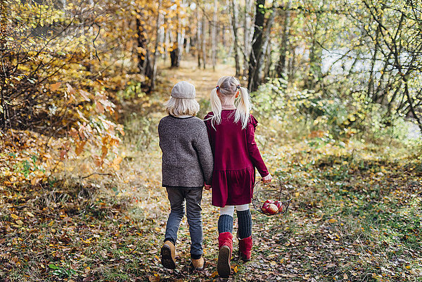 Hänsel und Gretel  Junge und Mädchen allein im Wald unterwegs