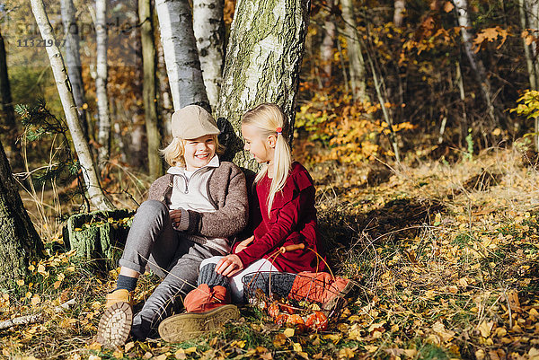 Hänsel und Gretel  Junge und Mädchen im Wald sitzend  redend