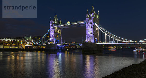 UK  London  Tower Bridge bei Nacht