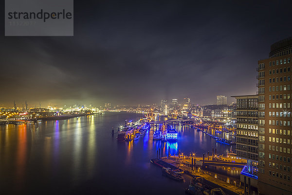 Deutschland  Hamburg  Blick von der Aussichtsplattform der Elbphilharmonie auf die Landestationen bei Nacht