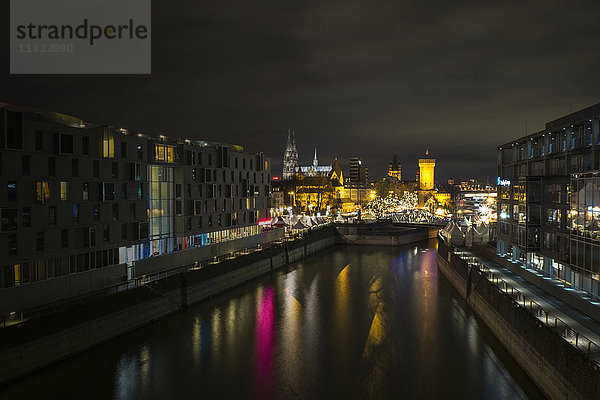 Deutschland  Köln  Rheinauhafen  Weihnachtsmarkt im Schokoladenmuseum Imhoff bei Nacht