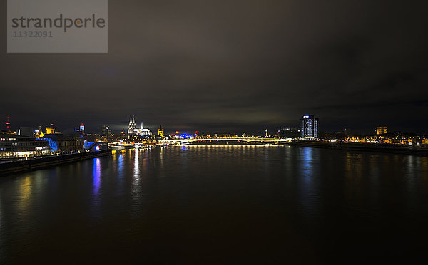 Deutschland  Köln  Blick von der Severinsbrücke auf den Kölner Dom und die Hohenzollernbrücke bei Nacht