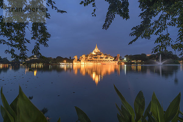 Myanmar  Yangon  Blick auf den Karaweik-Palast am Kandawgyi-See