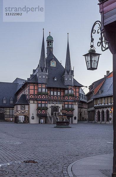 Deutschland  Wernigerode  Blick auf das Rathaus am Marktplatz am Abend