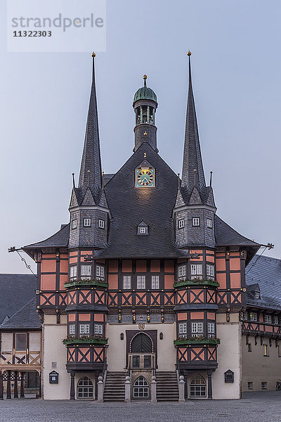 Deutschland  Wernigerode  Rathaus und Marktplatz am Morgen
