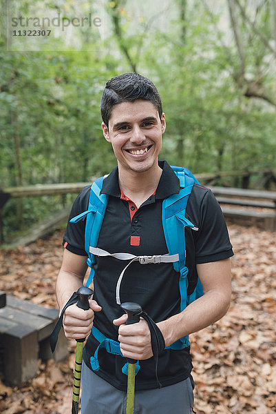 Porträt eines lächelnden Wanderers im Wald