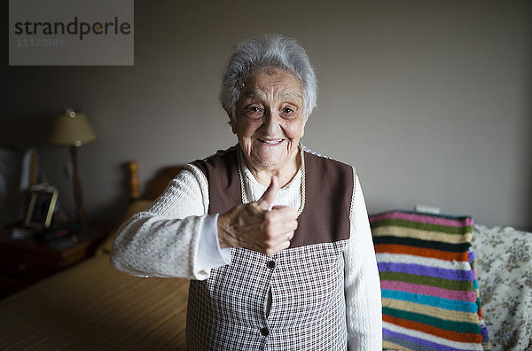 Seniorin mit Daumen nach oben  lächelnd