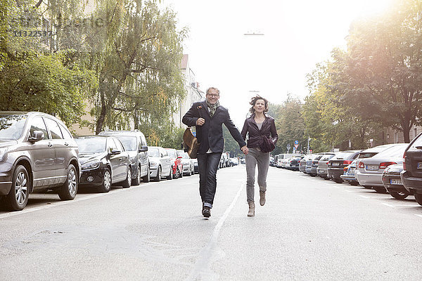 Reife Paare  die auf der Straße laufen