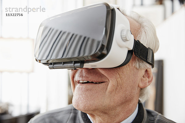 Senior Mann mit VR-Brille