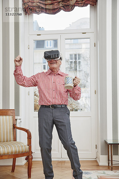 Senior Mann mit Bierkrug und VR-Brille