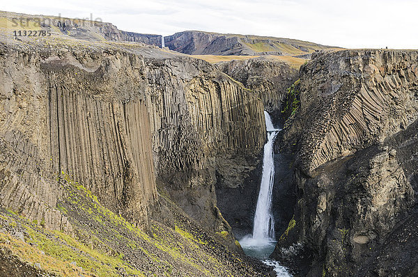 Wasserfall Litlanesfoss im Tal Fljotsdalur bei Egilsstadir im Osten Islands.