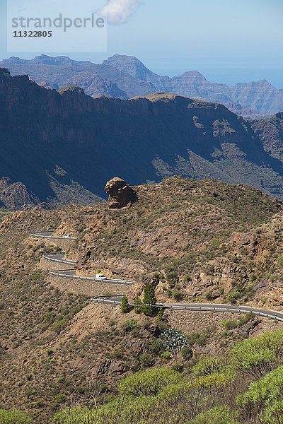 Gran Canaria  Kanarische Inseln  Spanien  Europa  Klippe  Felsen  Berge  Vegetation  vulkanisch  Straße