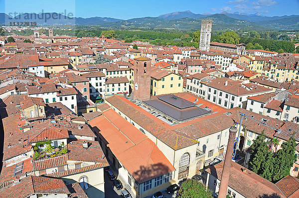 Blick über die Dächer der mittelalterlichen Stadt Lucca  Italien. Im Hintergrund die Berge des Apennin