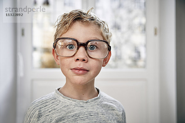 Porträt eines Jungen mit übergroßer Brille