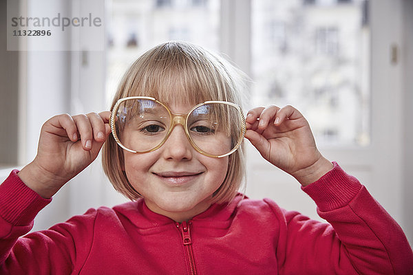 Porträt eines Mädchens mit übergroßer Brille
