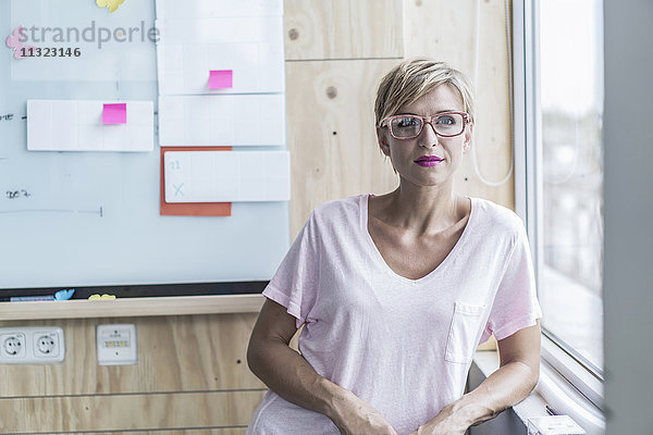 Frau im modernen Büro