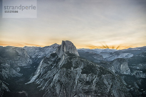 Die Bergkette im Yosemite Valley bei Sonnenuntergang. Das Wahrzeichen des Half Dome