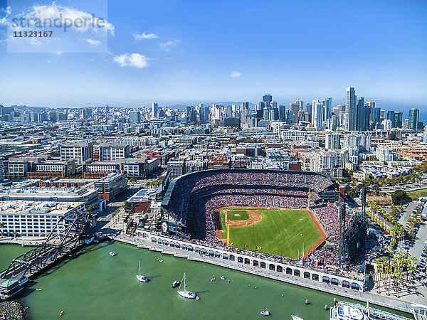 Luftaufnahme über dem A & T Ballpark  der Heimat der San Francisco Giants-Fußballmannschaft in San Francisco. Das Stadtbild.