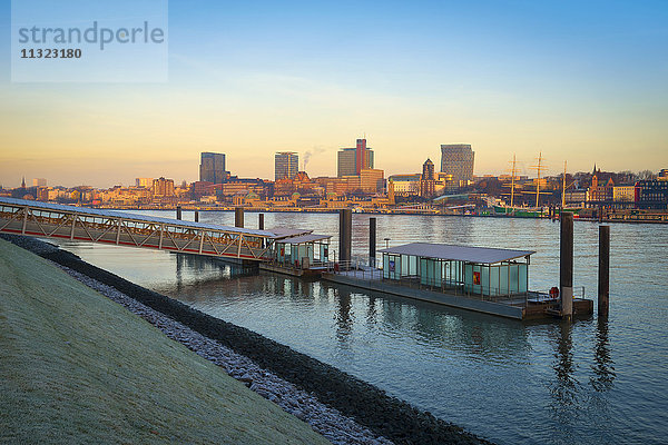 Deutschland  Hamburg  Blick auf Skyline und Nordufer der Elbe bei Morgendämmerung