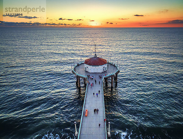 Luftaufnahme des Manhattan Beach Pier bei Sonnenuntergang.