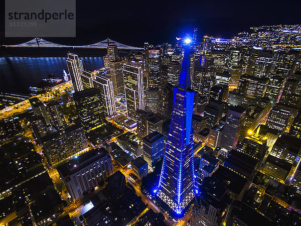 Die Transamerica-Pyramide leuchtete in blauem Licht auf und umriss von oben betrachtet das Stadtbild von San Francisco während des Super-Bowl-Finales. Ansicht bei Nacht.