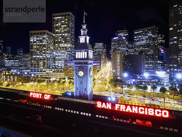 Der Blick über das Fährgebäude  den Uhrturm und das Schild mit der Aufschrift The Port of San Francisco at night.
