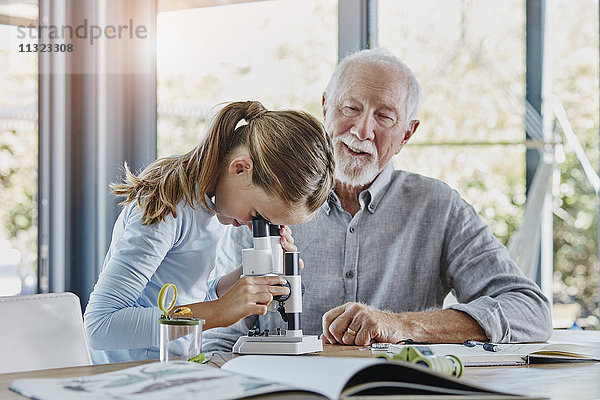 Großvater unterstützt Enkelin im Naturstudium