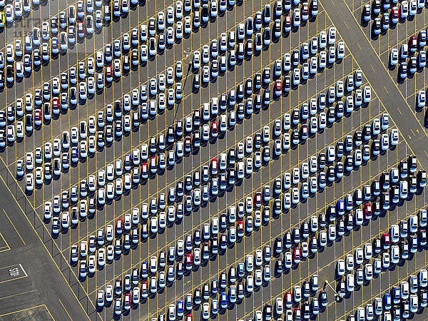 Luftaufnahme eines Autovertriebszentrums  Neuwagen in Reihen auf einem verkaufsfertigen Grundstück geparkt.