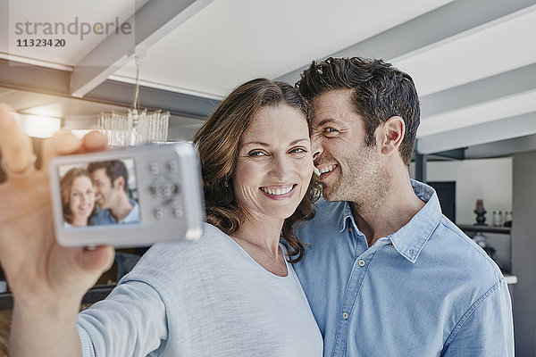 Glückliches Paar fotografiert sich zu Hause