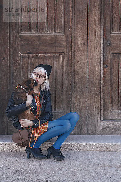 Junge Frau mit Hund im Freien