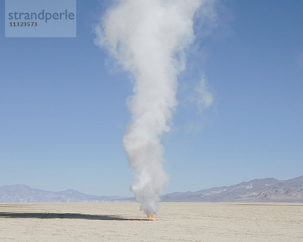 Rauch und Flammen von zerstörter Rakete  Black Rock Wüste  Nevada