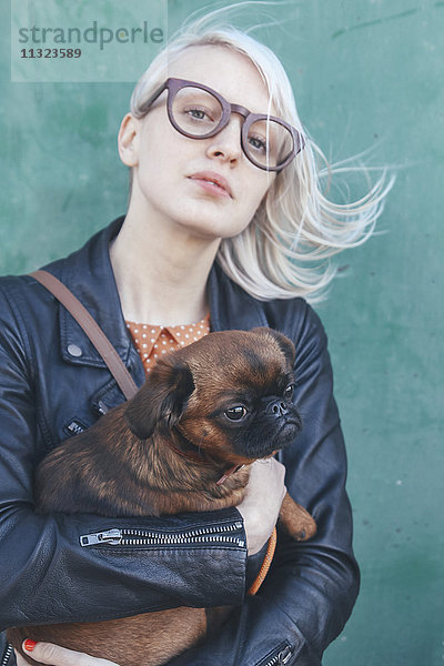 Porträt einer jungen Frau mit Hund