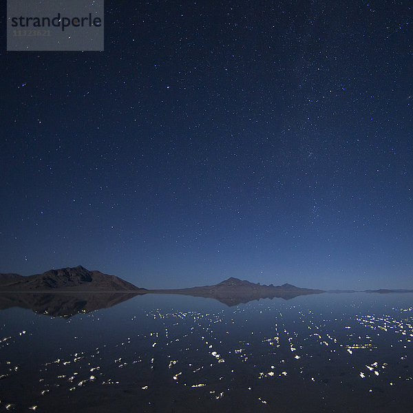 Überflutete Bonneville-Salzebenen bei Nacht  darüber Sternenhimmel