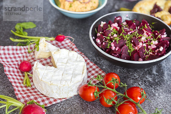 Vegetarisches Bayerisches Buffet mit Camambert und Rote-Beete-Salat