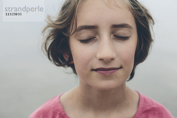 Porträt eines elfjährigen Mädchens mit geschlossenen Augen