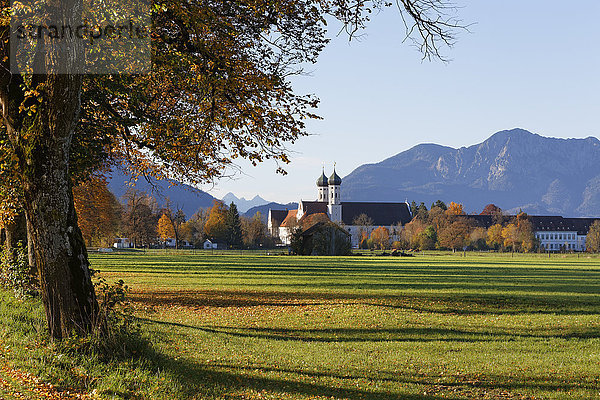 Deutschland  Benediktbeuern  Blick auf Kloster Benediktbeuern im Herbst
