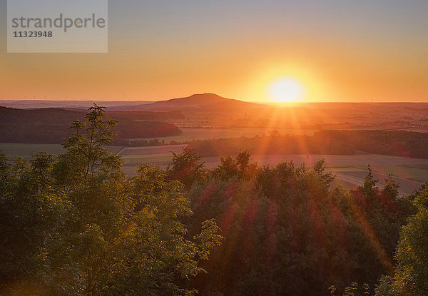 Deutschland  Bayern  Franken  Sonnenuntergang über dem Hesselberg vom Schloss Spielberg aus gesehen