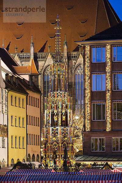 Deutschland  Nürnberg  Blick auf den Schoener Brunnen und die Dächer des Christkindlmarktes