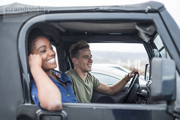 Glückliches junges Paar im Auto