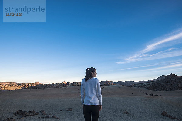 Junge Frau schaut in die Wüste