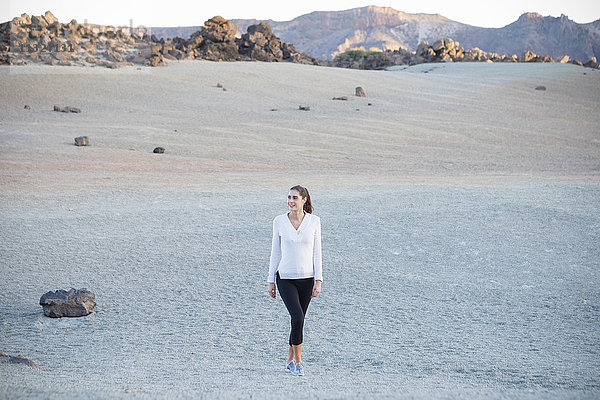 Junge Frau beim Spaziergang in der Wüste