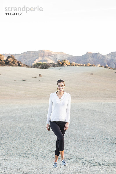 Junge Frau beim Spaziergang in der Wüste